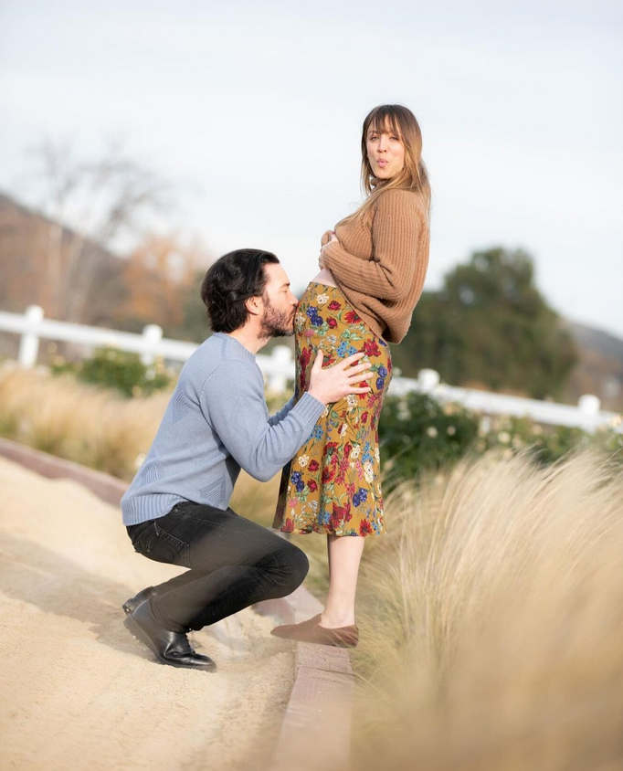 Беременная Кейли Куоко показала жениха, который целовал ее живот