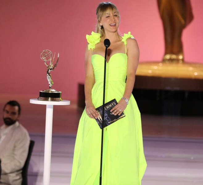 Декольте и разрез: Кейли Куоко после развода появилась на Emmy в дерзком платье